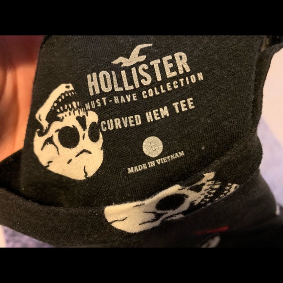Hollister Curved Hem Graphic T-Shirt - Picture 2 of 2